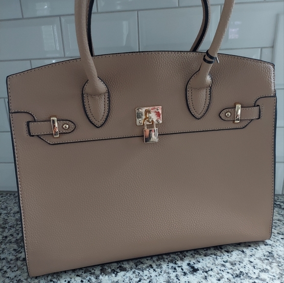 Designer inspired tan and gold buckle handbag - Picture 5 of 12